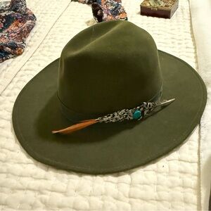 Lovely Bird, Dallas, Green Fedora